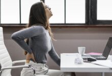 كيف تتجنب آلام الظهر أثناء العمل المكتبي؟ | نصائح للجلوس الصحي ومكتب مريح