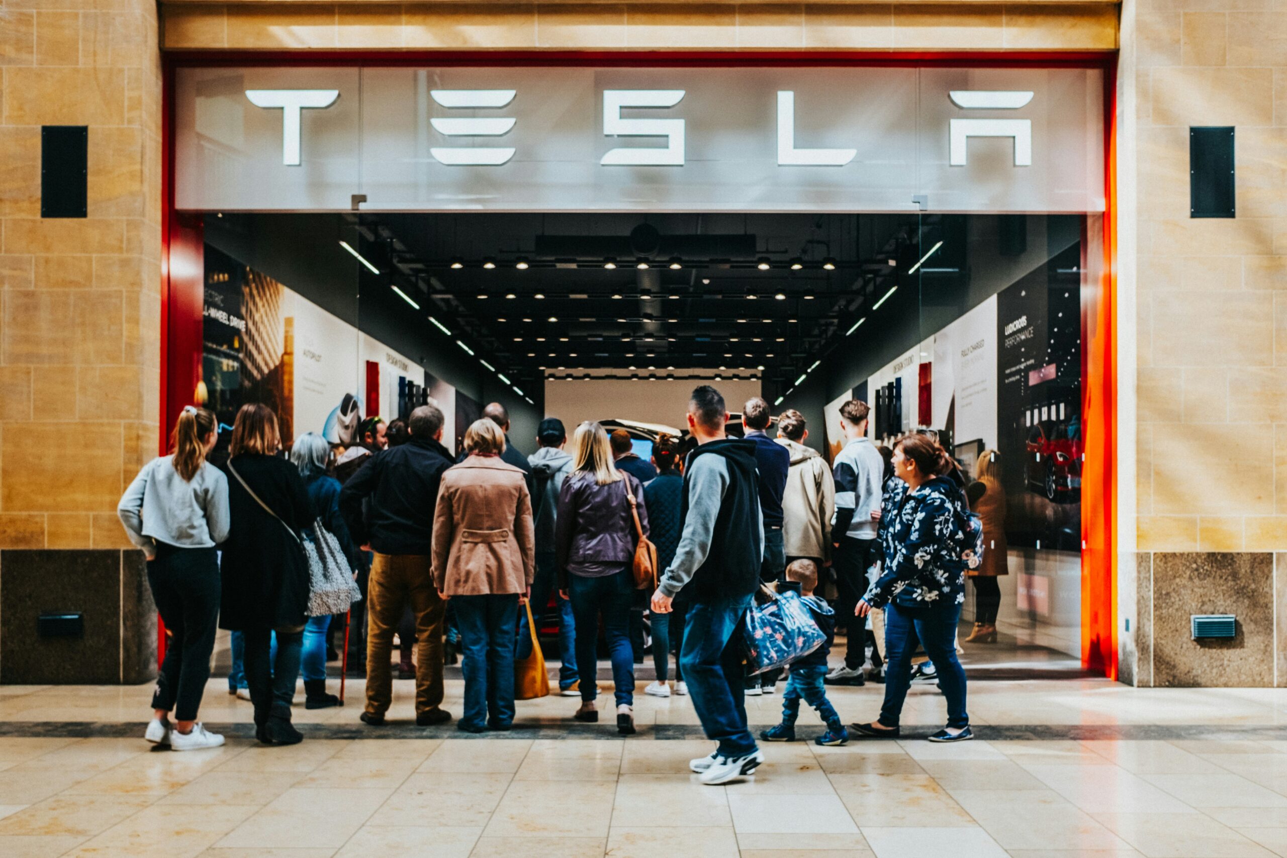 Tesla AI: مستقبل روبوت Tesla Optimus بين الواقع والطموح